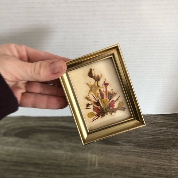 Vtg Pressed Floral Art in Gold Frame - Picture 3 of 12